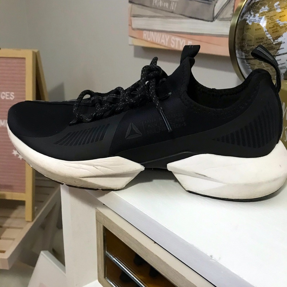 Men Reebok, size 9, color black